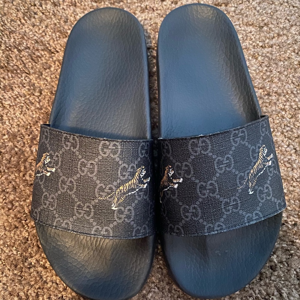 Mens GG Supreme tigers slide sandal. GUCCI